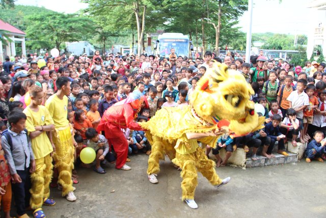 CLB Thanh niên Ngọc Đạt trao quà trung thu cho trẻ em xã Đắk R