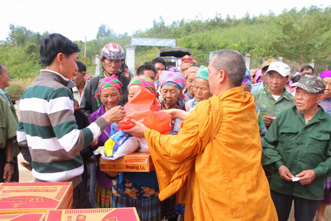 Đăk Nông: Tịnh xá Ngọc Đạt phát 200 phần quà “ Tết vì người nghèo ” tại xã Đăk R’măng.