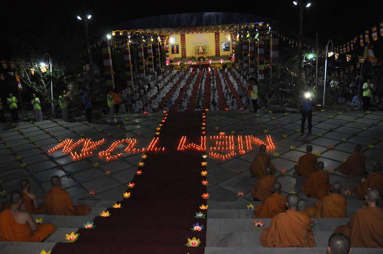 Giáo đoàn III tổ chức đêm hoa đăng cầu nguyện âm siêu dương thới và tưởng niệm Tứ ân