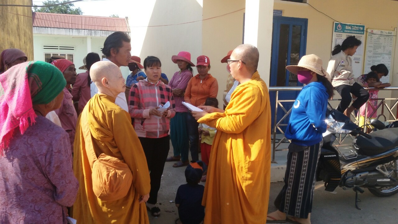 Bình Thuận: Phật học Vườn Tâm trao quà từ thiện đến bà con dân tộc