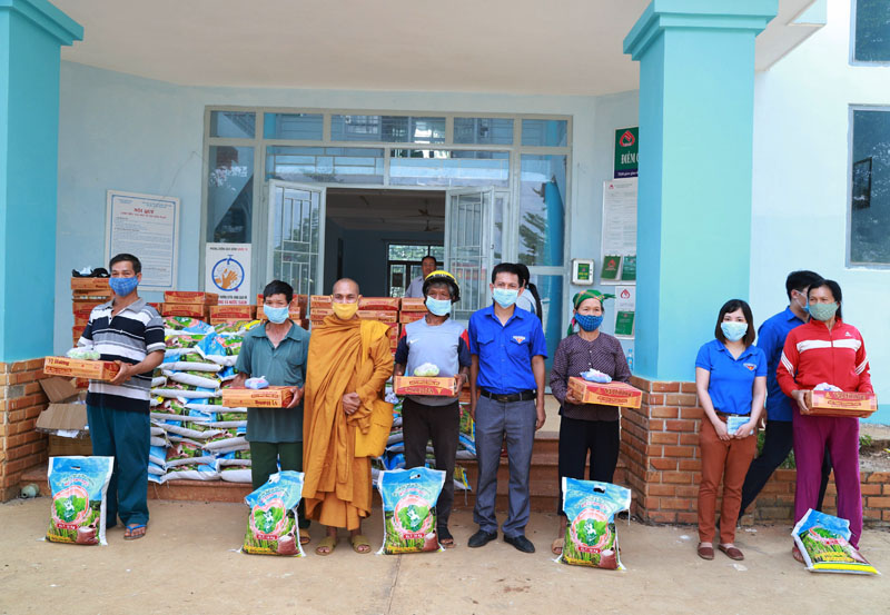 Đăk Nông: Tịnh xá Ngọc Đạt trao quà từ thiện nhân mùa Phật đản