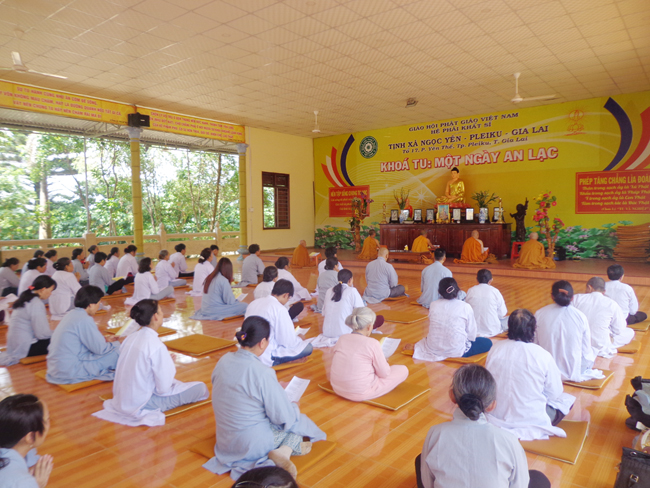 Gia Lai: ĐĐ. Thích Giác Nhường thuyết giảng tại khoá tu Ngày an lạc