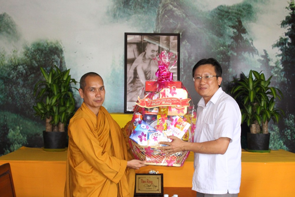 Ban Tôn giáo tỉnh thăm, chúc mừng Phật đản năm 2019 tại tịnh xá Ngọc Đạt
